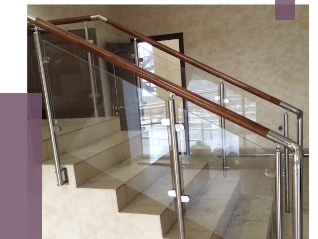 Комбинированные перила из металла и дерева в Керчи