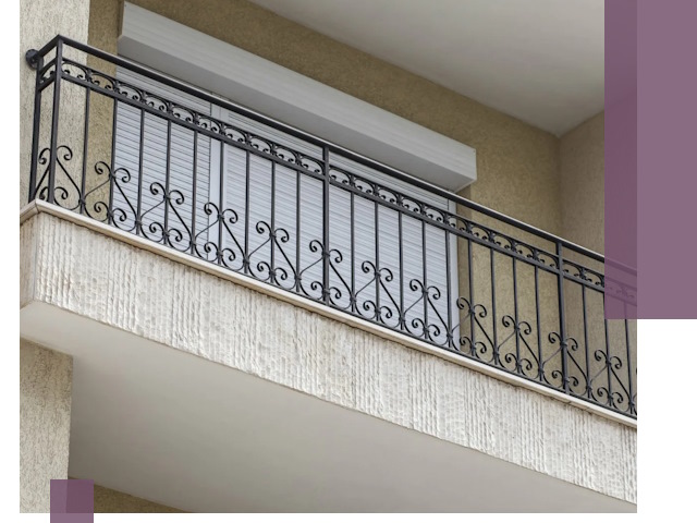 Балконные ограждения из металла и стекла в Керчи для домов