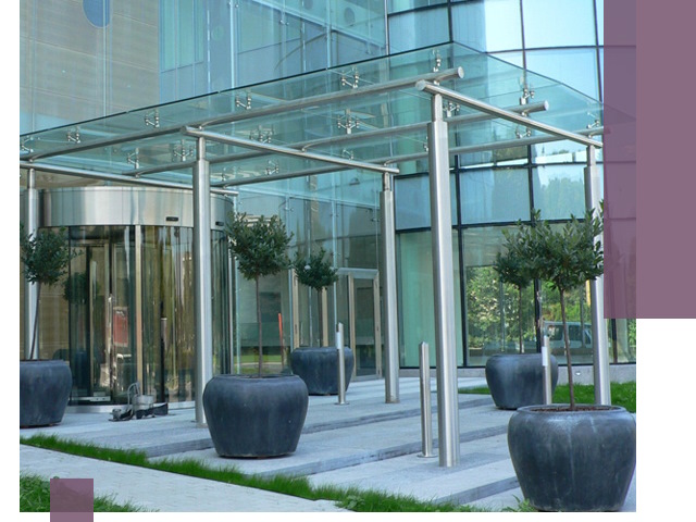 Навесы из стекла на заказ в Керчи — монтаж и установка